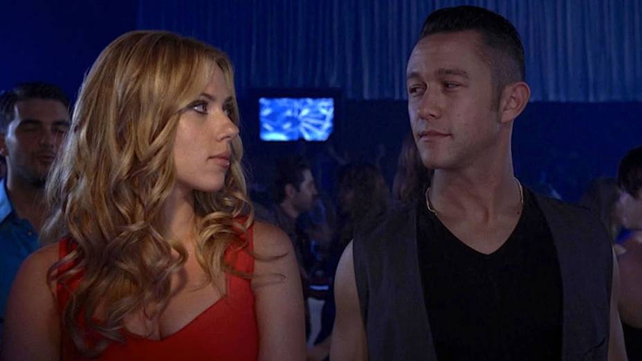 Joseph Gordon-Levitt como Jon Matello e Scarlett Johansson como Barbara no filme Don Jons Addiction, dirigido por Gordon-Levitt