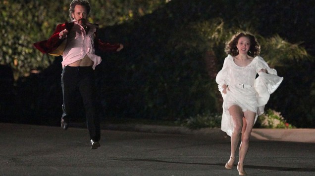 Peter Sarsgaard como Chuck Traynor e Amanda Seyfried como Linda Lovelace no filme Lovelace, dos diretores Rob Epstein e Jeffrey Friedman