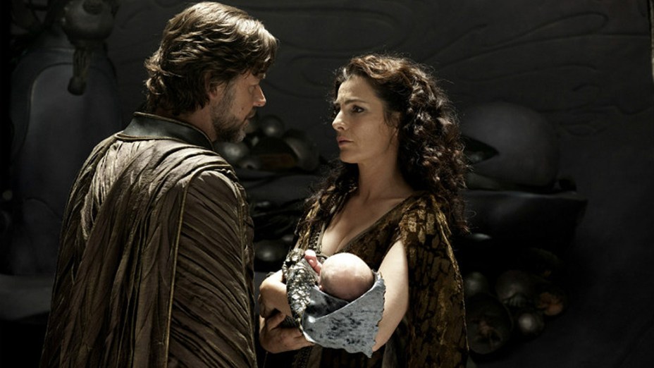 Jor-El (Russell Crowe) e Lara Lor-Van (Ayelet Zure) , no filme "Homem de Aço"