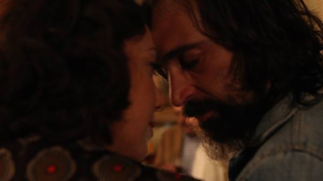 Na imagem, cena do filme Não Pare na Pista mostra Paulo Coelho com a mãe, Lygia (Fabiúla Nascimento)