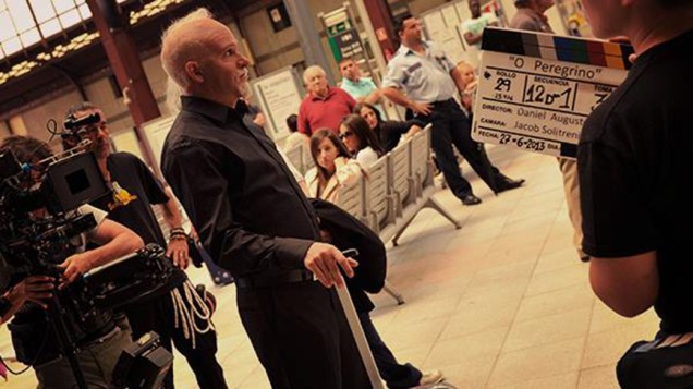 Julio Andrade e a equipe de filmagem durante as gravações do filme Não Pare na Pista, na Estación de La Coruña, na Espanha