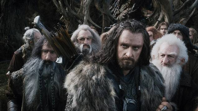 Thorin (interpretado por Richard Armitage) à frente do grupo de anões em cena do filme O Hobbit - A Desolação de Smaug