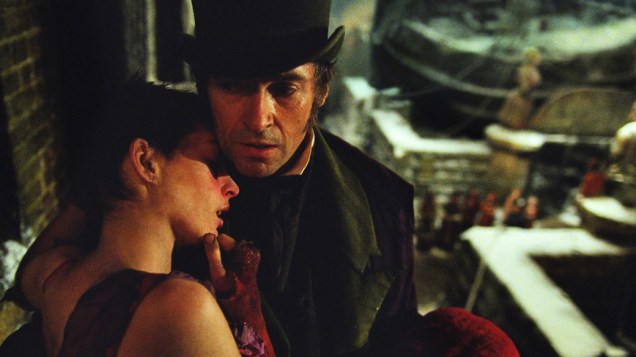 Hugh Jackman (Jean Valjean) e Anne Hathaway (Fantine) no filme Os Miseráveis