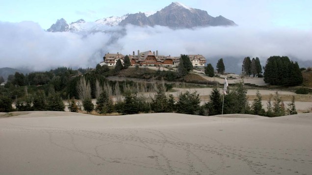 Campo de golfe coberto pelas cinzas do vulcão chileno Puyhue em Bariloche, Argentina
