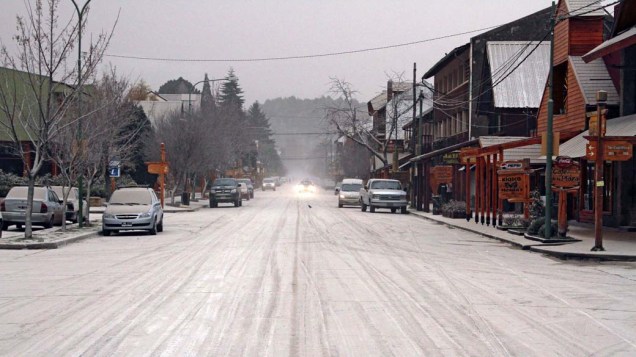 Cinzas espalhadas pelo vulcão chileno Puyehue na cidade argentina de San Martín de Los Andes