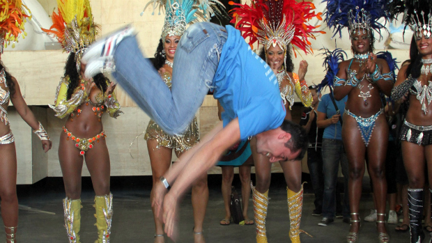 Steve Bello, acrobata do Cirque du Soleil, brinca em meio às mulatas da São Clemente