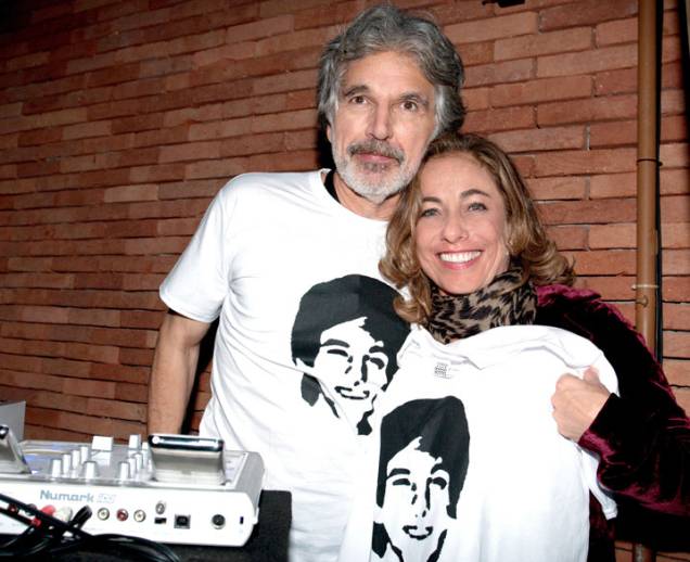 Cissa Guimarães e o ex-marido, Raul Mascarenhas, com a camiseta estampada com o rosto do filho, Rafael Mascarenhas, outubro de 2010