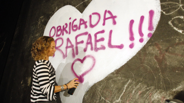 Cissa Guimarães presta homenagem ao filho Rafael Mascarenhas no Túnel Acústico, onde jovem foi atropelado em 20 de julho de 2010
