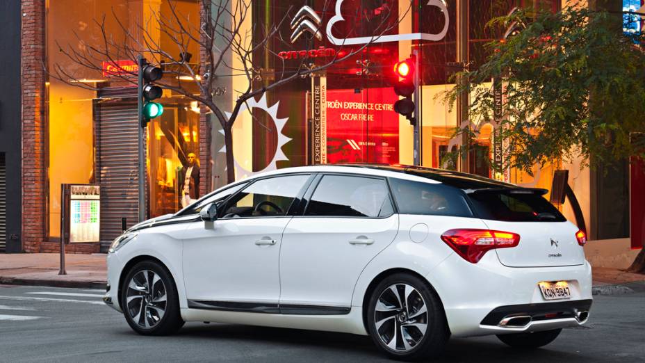 O novo hatch de luxo da Citroën, o DS5