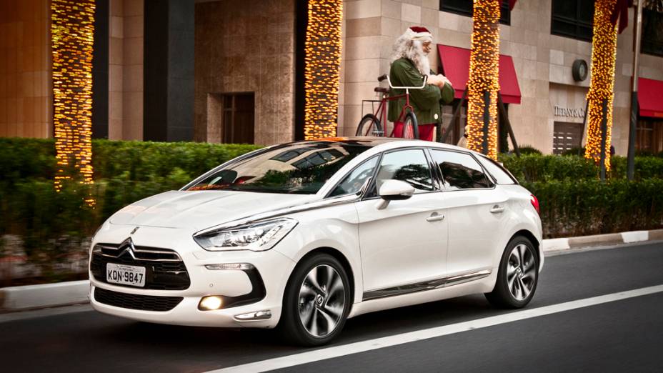 O novo hatch de luxo da Citroën, o DS5