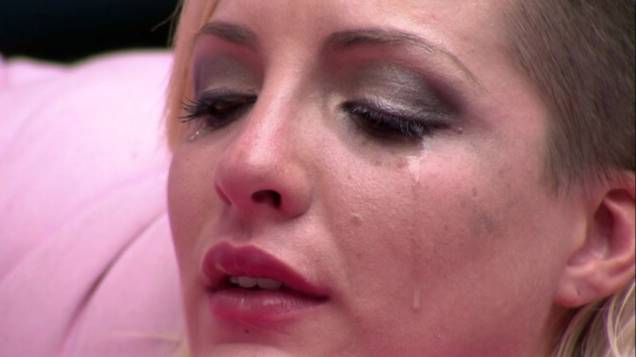 Clara chora durante discussão com Vanessa no BBB14