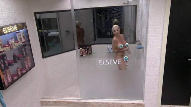 Clara toma banho nua no BBB14
