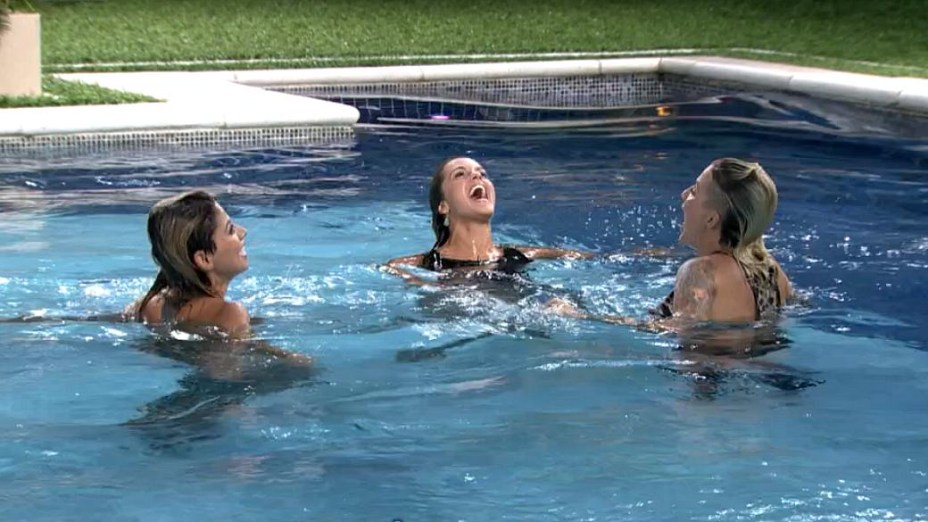 Clara, Vanessa e Angela comemoram chegada à final do BBB14