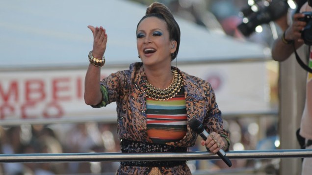 Claudia Leitte agita o público durante apresentação no Carnaval de Salvador