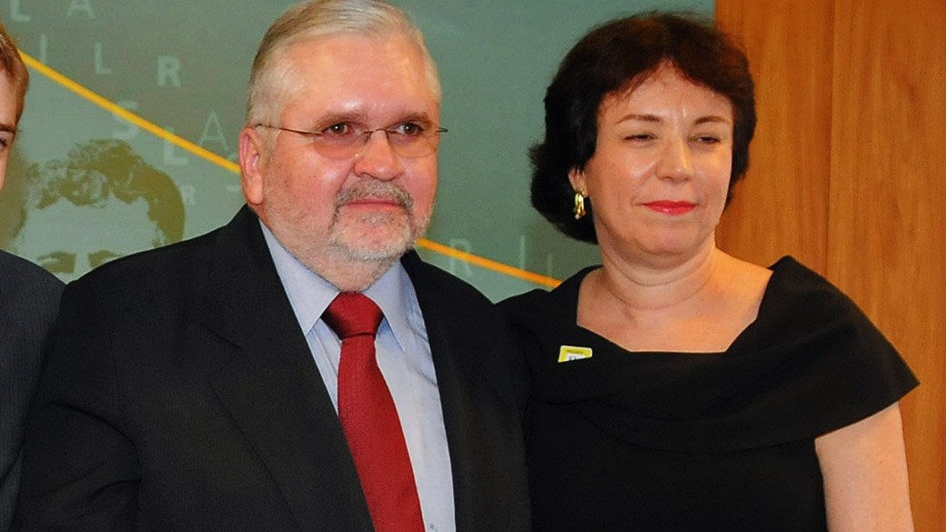 O procurador-geral da República, Roberto Gurgel e a esposa Cláudia Sampaio, após cerimônia de posse