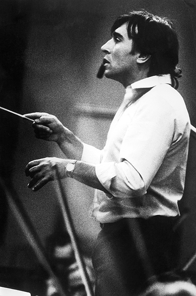 O maestro italiano Claudio Abbado durante um concerto em Berlim, em 1977