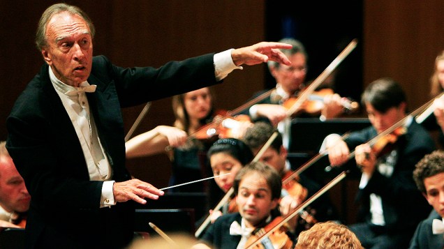 O maestro italiano Claudio Abbado durante apresentação com a Orquestra do Festival de Lucerna, na Suíça, em 2007