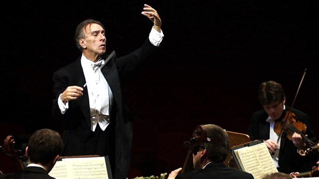 O maestro italiano Claudio Abbado durante ensaio da Filarmônica de Berlim, em Roma, no ano de 2001