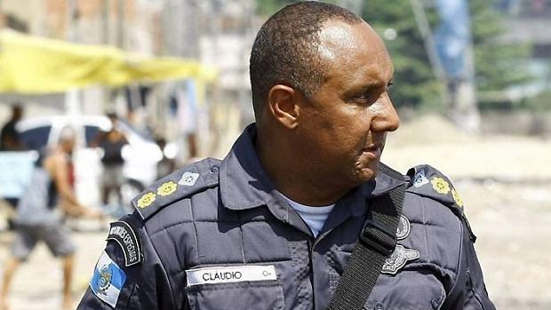 Cláudio Luiz de Oliveira, tenente-coronel da Polícia do Rio de Janeiro, durante uma operação no conjunto de favelas de Manguinhos