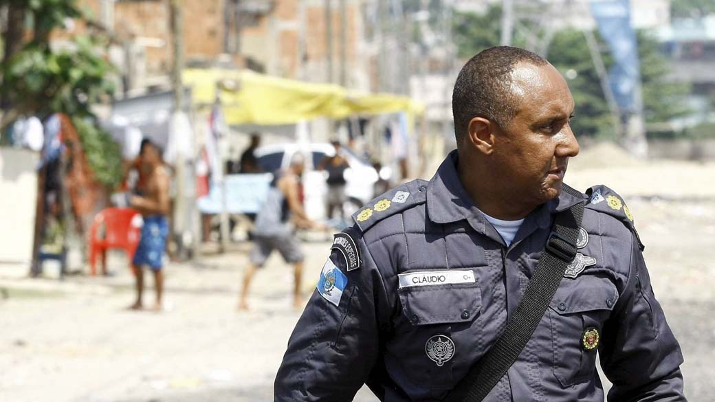 Cláudio Luiz de Oliveira, tenente-coronel da Polícia do Rio de Janeiro, durante uma operação no conjunto de favelas de Manguinhos