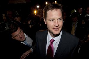 Nick Clegg chega à sede do Partido Liberal Democrata, em Londres