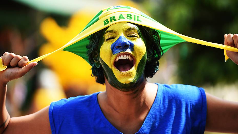 Torcedora brasileira chega no Mané Garrincha para o jogo contra Camarões, em Brasília
