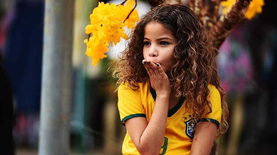 Criança aguarda o início do jogo entre Brasil e Camarões no Mané Garrincha, em Brasília