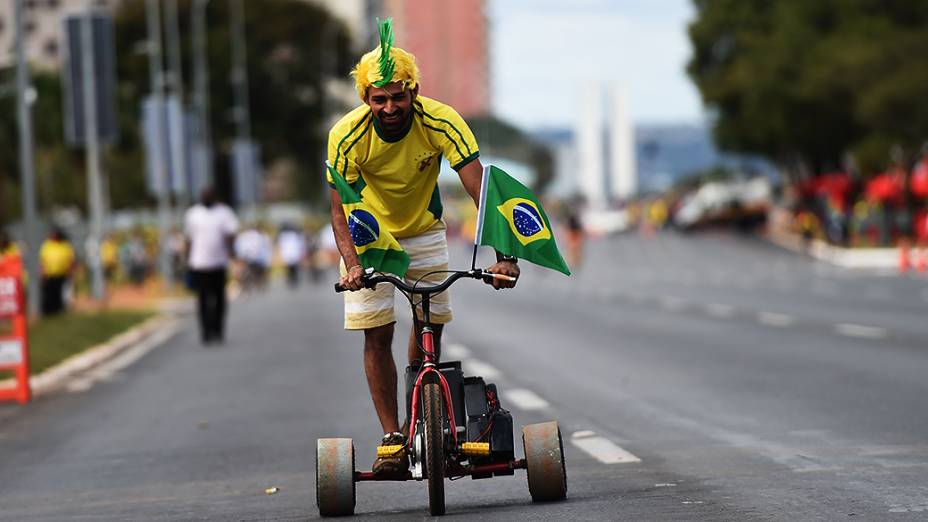 Torcedor anda de triciclo próximo ao Mané Garrincha, em Brasília