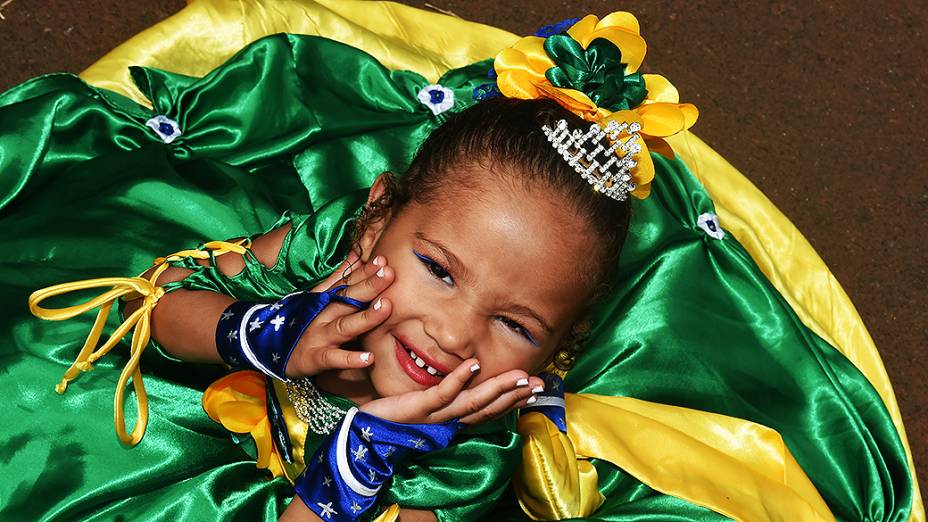 Menina aguarda o início do jogo entre Brasil e Camarões no Mané Garrincha, em Brasília