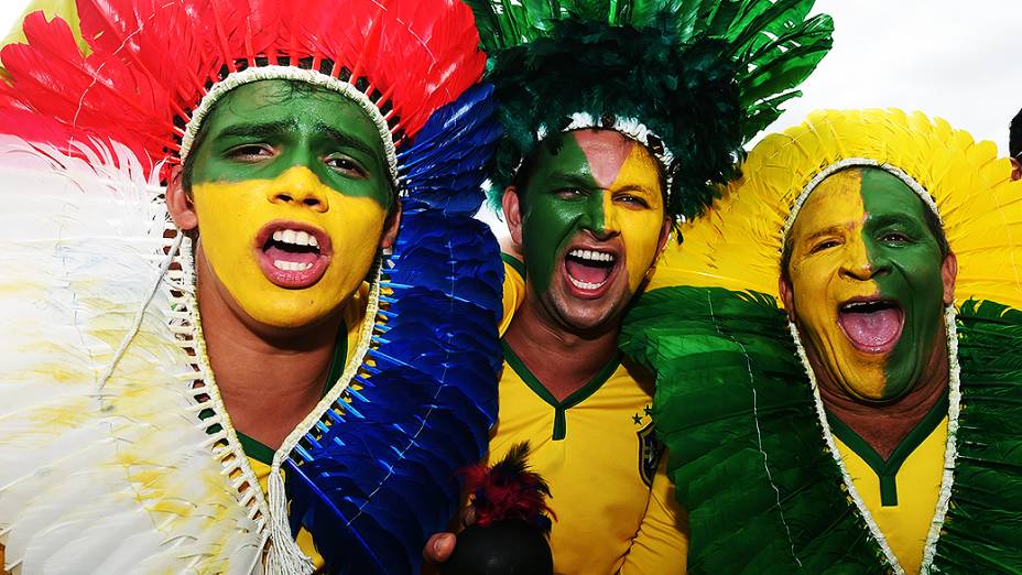Torcedores usam cocar de índio para o jogo entre Brasil e Camarões no Mané Garrincha, em Brasília
