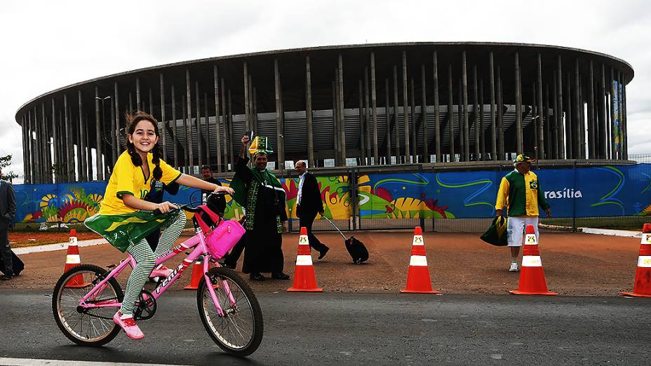 Torcedor brasileiro chega no Mané Garrincha para o jogo contra Camarões, em Brasília