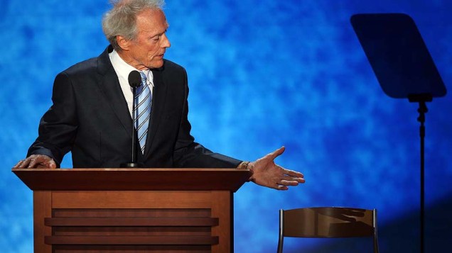 Clint Eastwood conversa com cadeira vazia simbolizando o governo ausente de Barack Obama