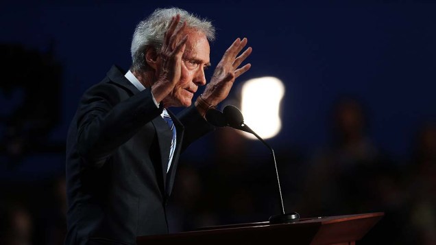 Clint Eastwood durante discurso em que conversou com cadeira vazia simbolizando o governo ausente de Barack Obama
