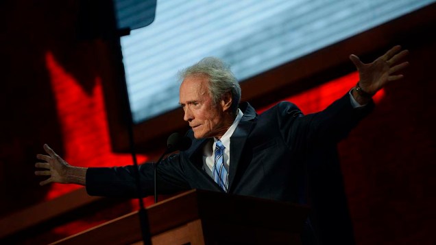 Clint Eastwood durante discurso em que conversou com cadeira vazia simbolizando o governo ausente de Barack Obama