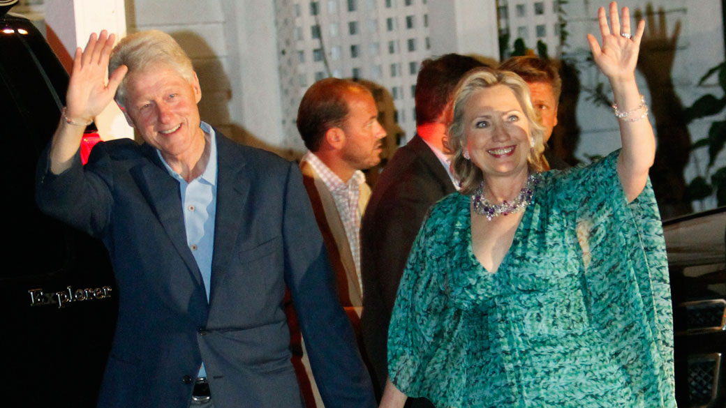 Bill e Hillary Clinton deixam a festa pré-casamento da sua filha Chelsea Clinton com o noivo Marc Mezvinsky