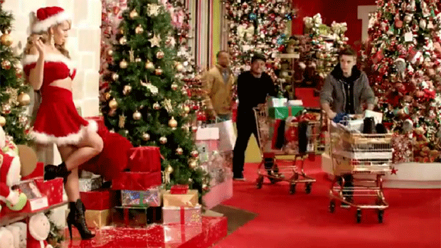 Mariah Carey e Justin Bieber contracenam em clipe de All I Want For Christmas Is You