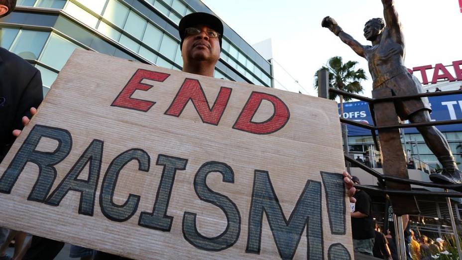 Na entrada do Staples Center, fãs levaram cartazes de apoio à punição da NBA a Donald Sterling