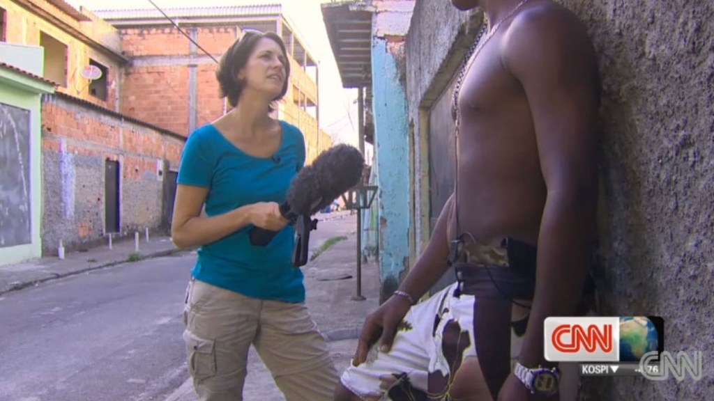 A repórter Shasta Darlington entrevista traficante em favela do Rio de Janeiro