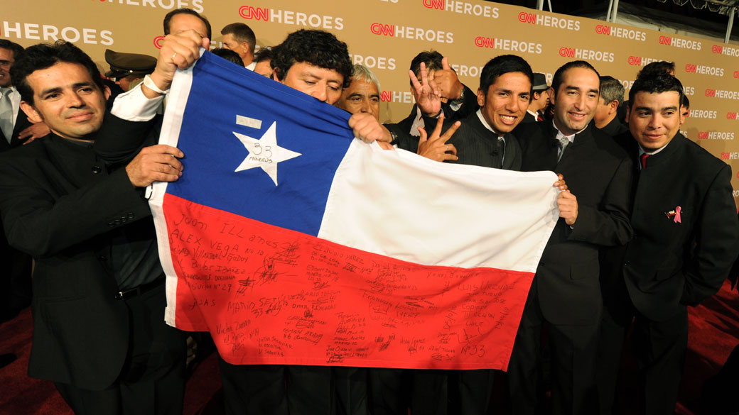 Mineiros chilenos posam no tapete vermelho do "CNN Heroes: An All-Star Tribute", em Los Angeles