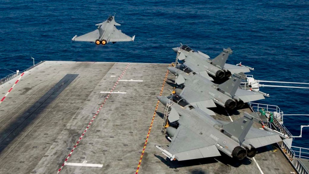 Caças franceses Rafale no porta-aviões Charles de Gaulle que está fazendo parte da Coalizão na Líbia