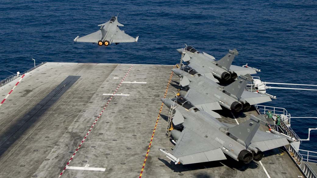 Caças franceses Rafale no porta-aviões Charles de Gaulle que está fazendo parte da Coalizão na Líbia