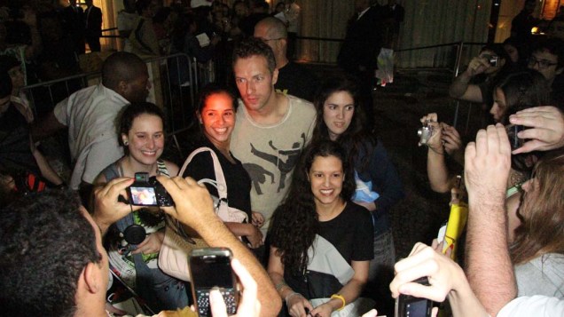 Chris Martin do Coldplay dá autógrafos na porta de hotel no Rio de Janeiro, em 30/09/2011<br>  <br>   