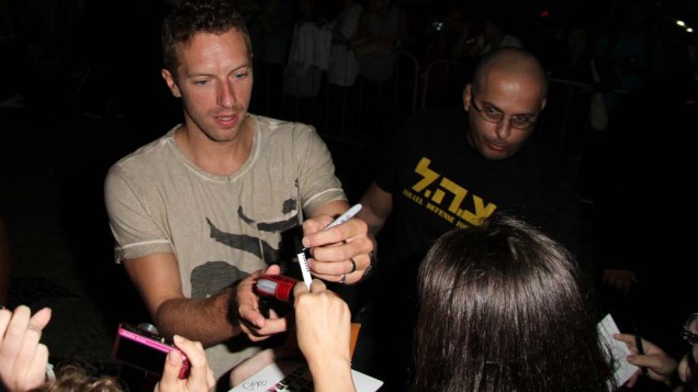 Chris Martin do Coldplay dá autógrafos na porta de hotel no Rio de Janeiro, em 30/09/2011