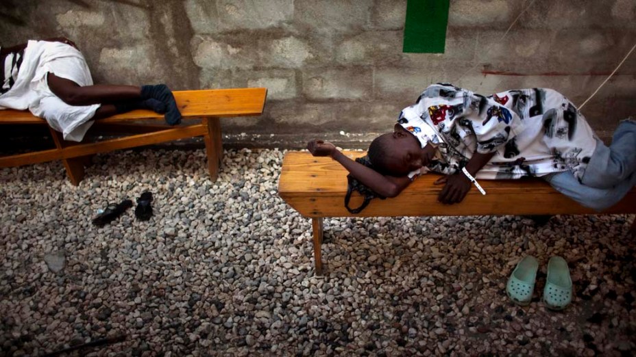 Pacientes em hospital improvisado pelos Médicos Sem Fronteiras em Porto Príncipe, Haiti