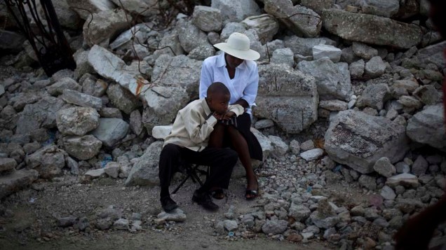 Haitianos nas ruínas da Catedral de Notre Dame em Porto Prícinpe, Haiti
