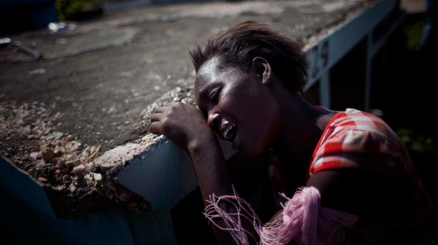 Parente chora em enterro de menina de 12 anos que morreu de cólera, Porto Príncipe, Haiti