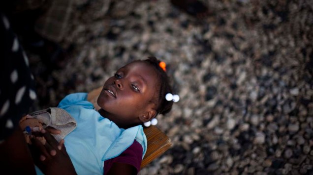 Criança aguarda atendimento em hospital improvisado pelos Médicos Sem Fronteiras em Porto Príncipe, Haiti