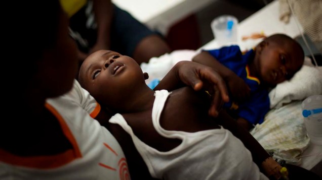 Criança aguarda atendimento em hospital improvisado pelos Médicos Sem Fronteiras em Porto Príncipe, Haiti