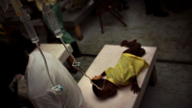 Criança recebe tratamento em hospital improvisado pelos Médicos Sem Fronteiras em Porto Príncipe, Haiti