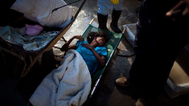 Mulher com cólera chega em hospital improvisado pelos Médicos Sem Fronteiras em Porto Príncipe, Haiti